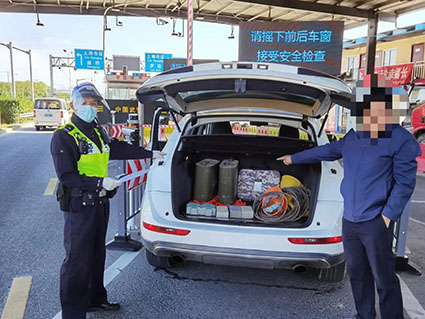 寶山分局民警查獲非法運輸汽油人員。w.jpg