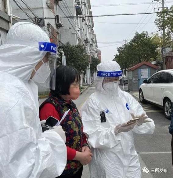 戴舒蝶在居住地嘉定區參與志愿服務ww.jpg